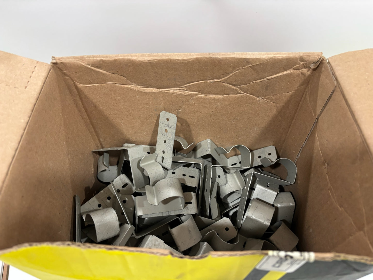70 PC nVent Caddy CS16 Conduit Support Clip 1" AC/MC Screw In Stud