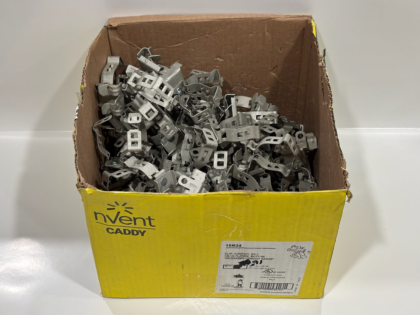 81 PC Erico Caddy 16M24 Clip, Conduit, 3/4-1 1/8-1/4 Flange, Bottom