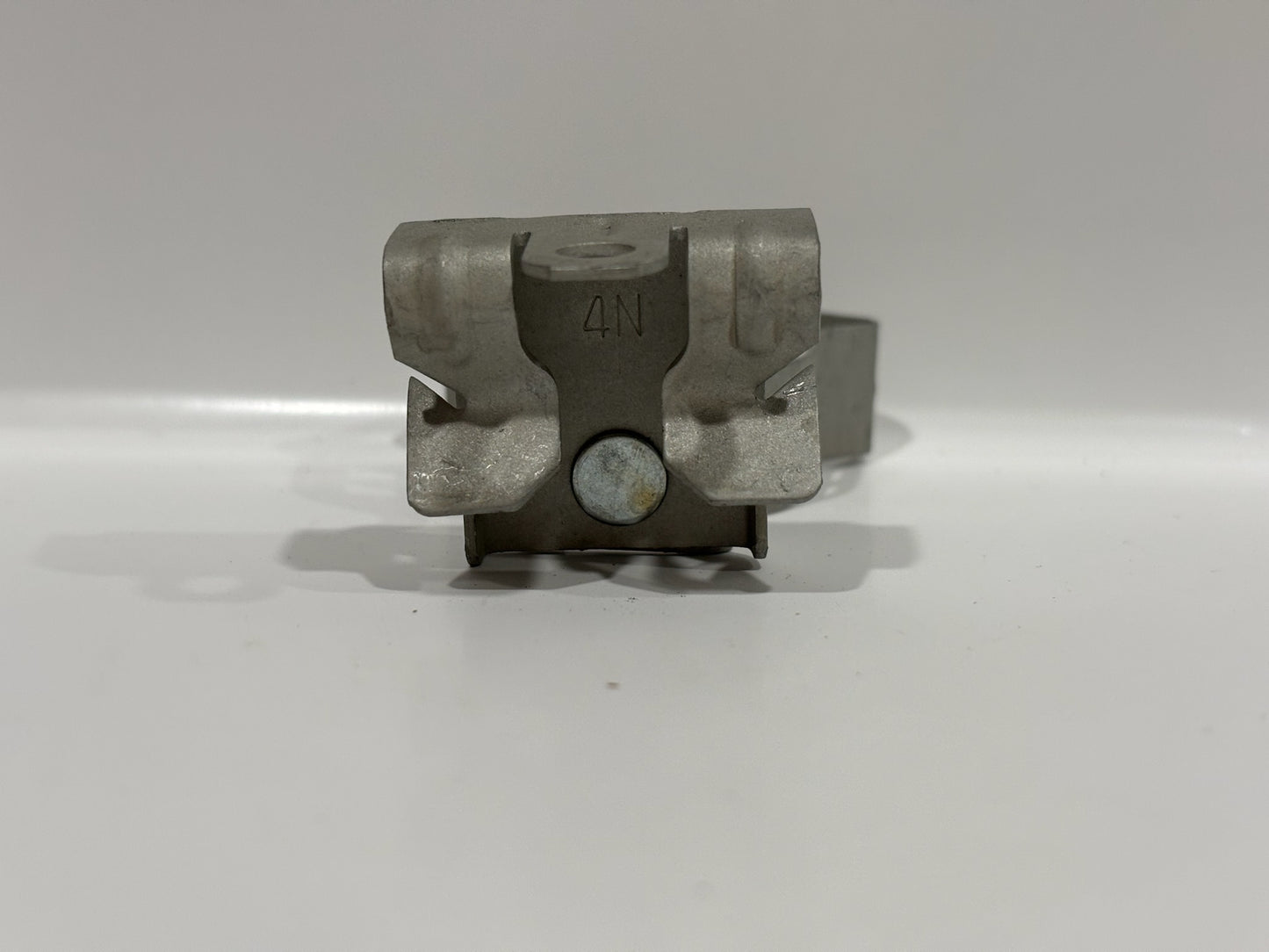 81 PC Erico Caddy 16M24 Clip, Conduit, 3/4-1 1/8-1/4 Flange, Bottom