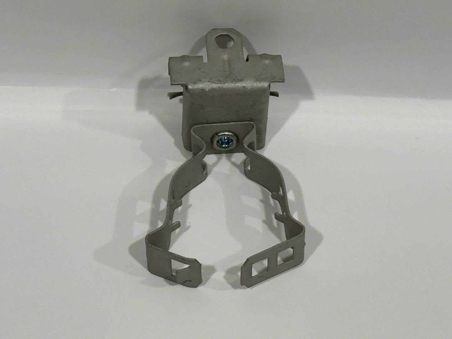 81 PC Erico Caddy 16M24 Clip, Conduit, 3/4-1 1/8-1/4 Flange, Bottom