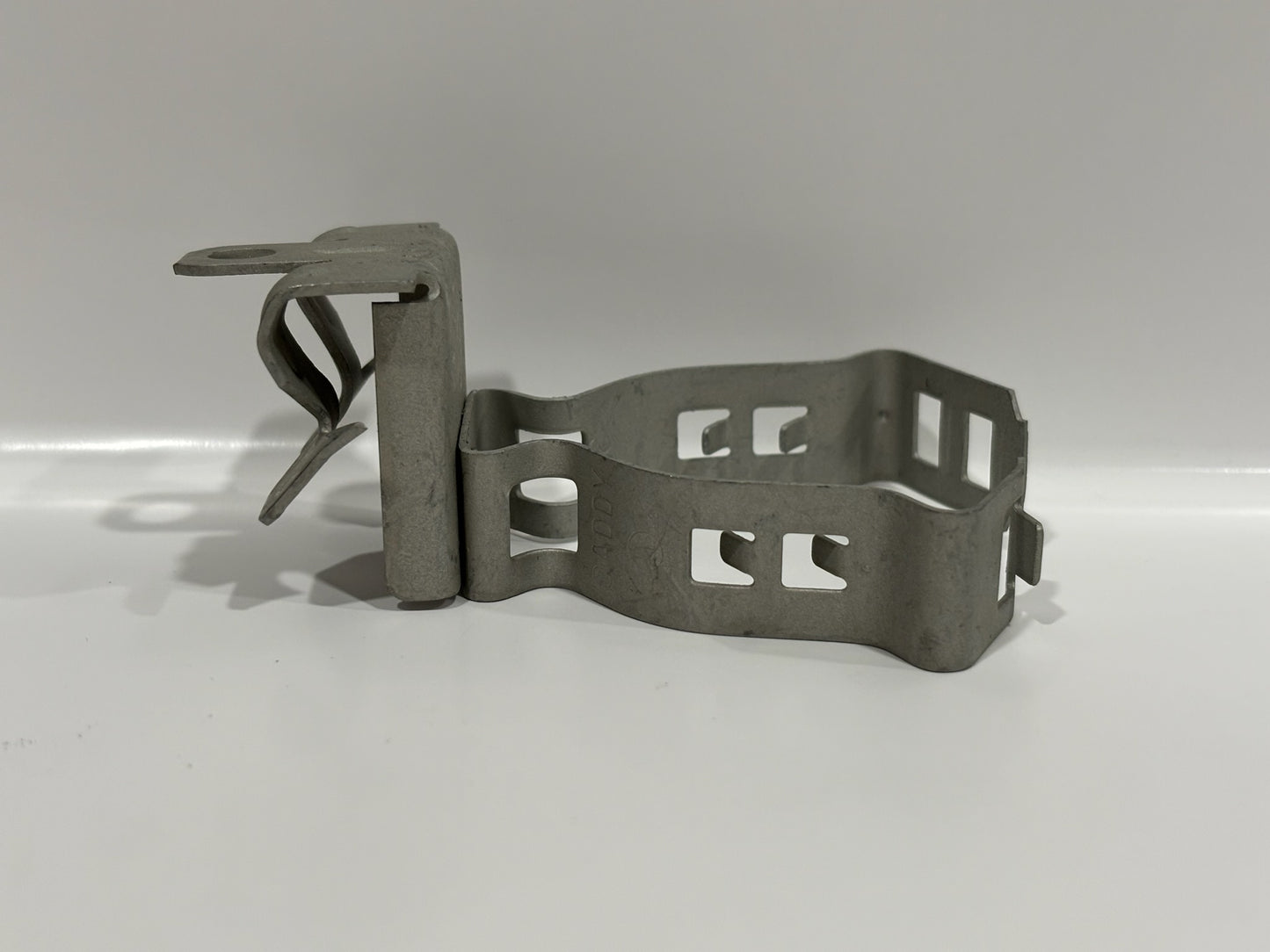 81 PC Erico Caddy 16M24 Clip, Conduit, 3/4-1 1/8-1/4 Flange, Bottom