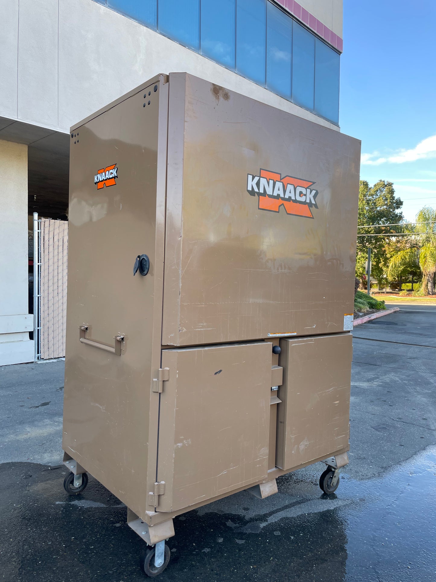 KNAACK Metal Box (119-02) Jobsite Field Office, Tan, 60" W x 44" D x 82-1/2" H