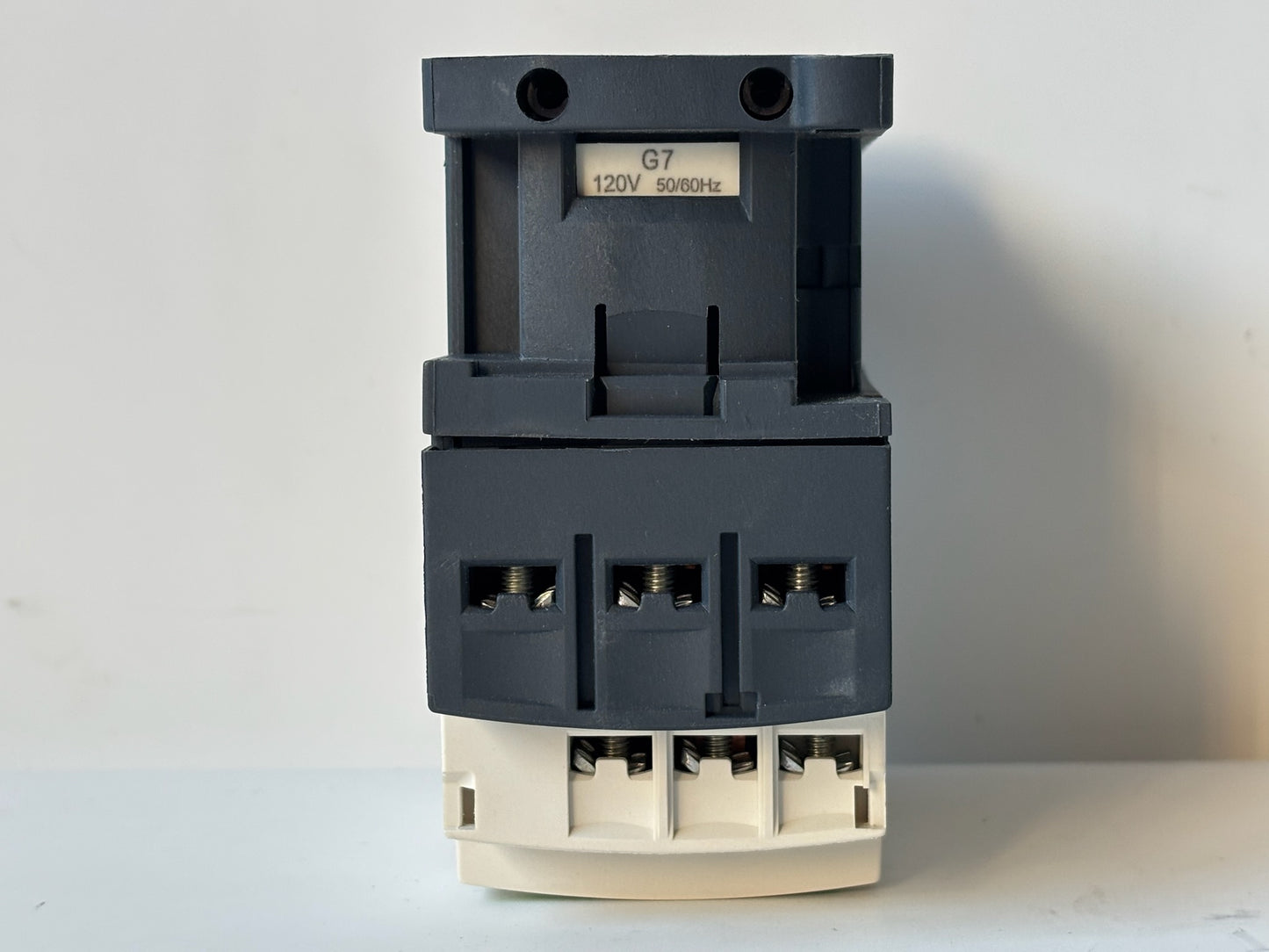 Schneider Electric LC1D09G7 Contactor 3 Pole 9A 120V AC Coil