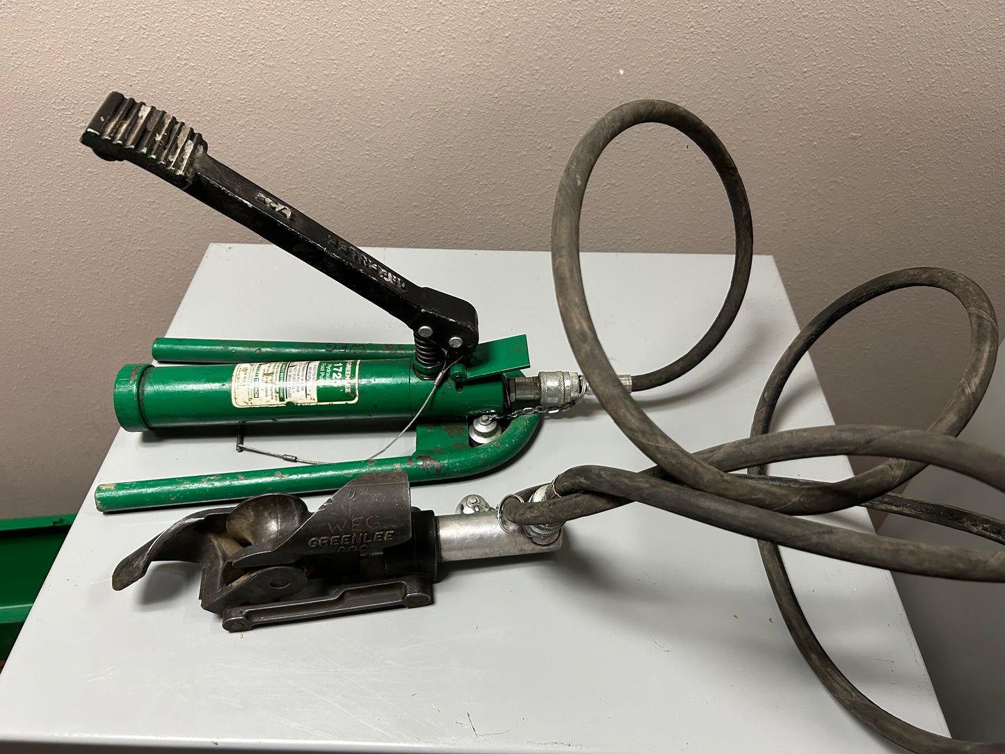 GREENLEE 800F1725 HYDRAULIC CABLE BENDER WITH FOOT PUMP HOSE UNIT & STORAGE BOX