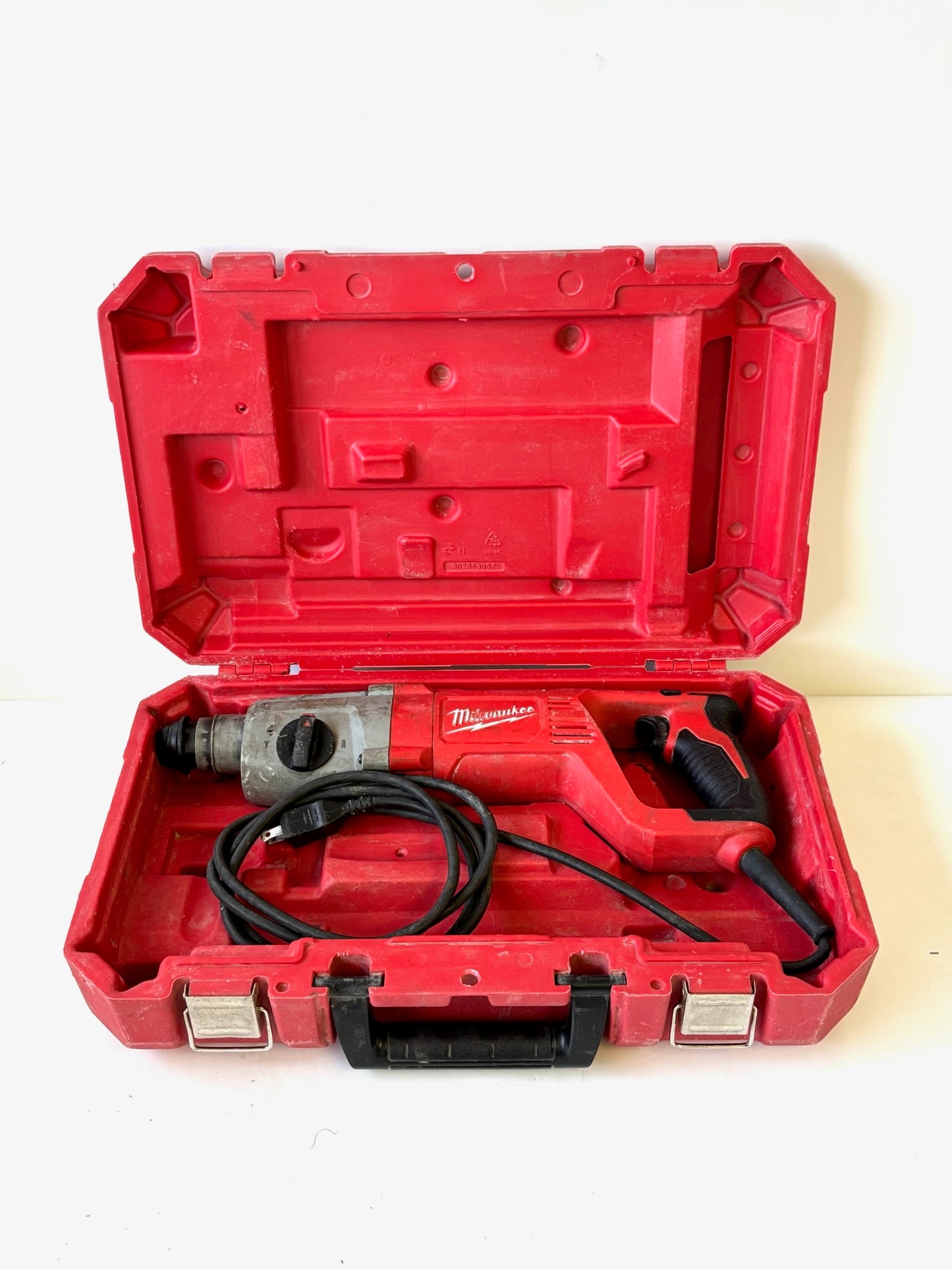 Milwaukee 5262‑21 1″ SDS‑Plus D‑Handle Rotary Hammer Kit with 3‑Mode Operation