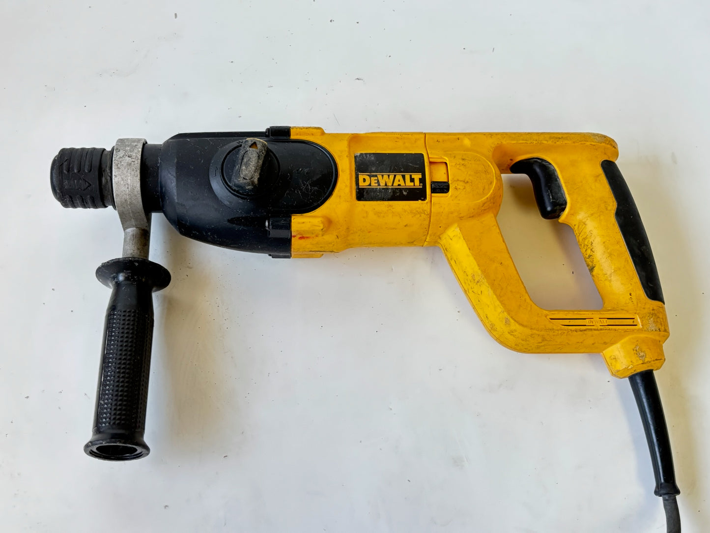 DEWALT D25263K 1‑1/8″ SDS‑PLUS D‑Handle Rotary Hammer Kit with 8.5‑Amp Motor
