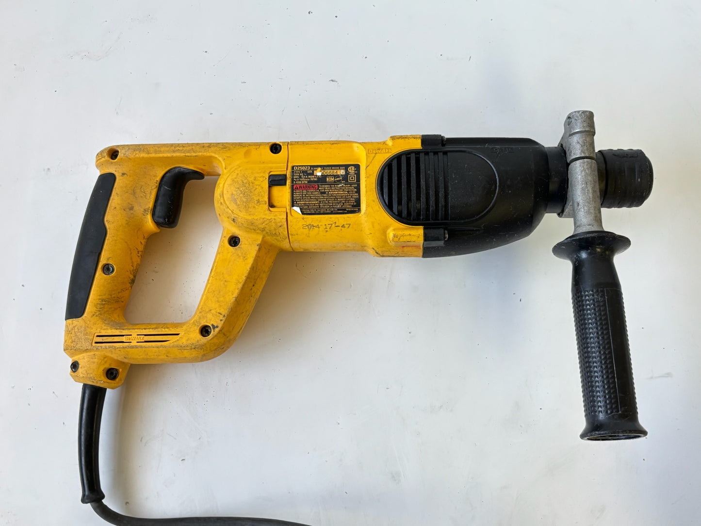 DEWALT D25263K 1‑1/8″ SDS‑PLUS D‑Handle Rotary Hammer Kit with 8.5‑Amp Motor