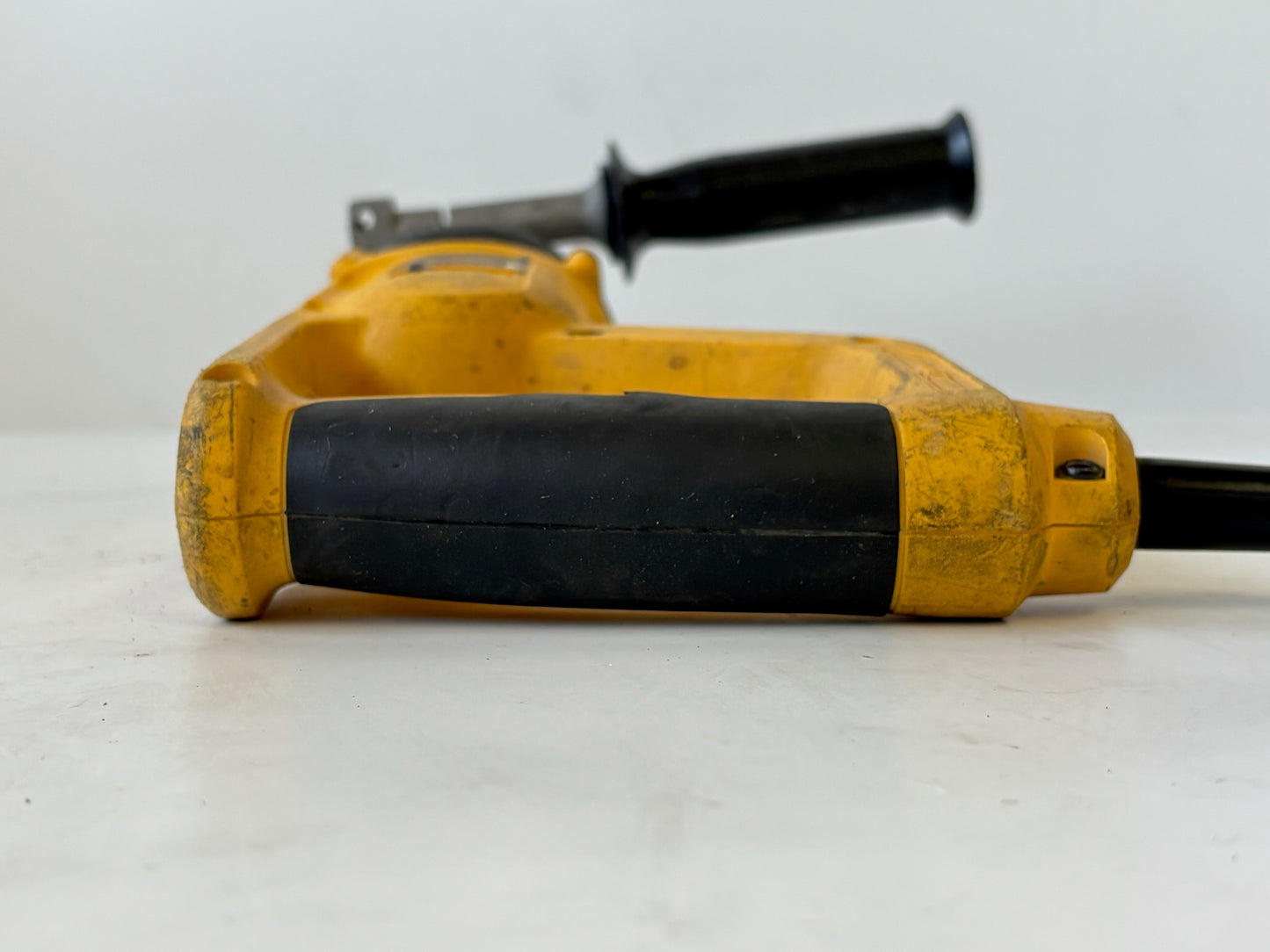 DEWALT D25263K 1‑1/8″ SDS‑PLUS D‑Handle Rotary Hammer Kit with 8.5‑Amp Motor