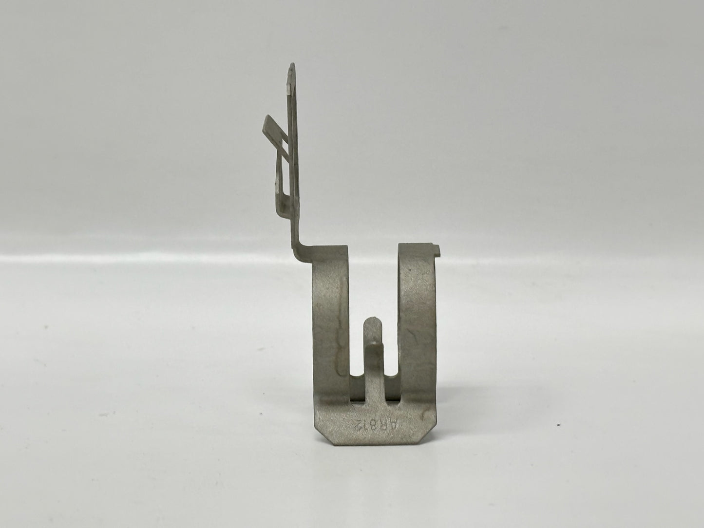 88PK nVent CADDY AR812 Conduit Snap Clip for ½"–¾" EMT/Metal Stud