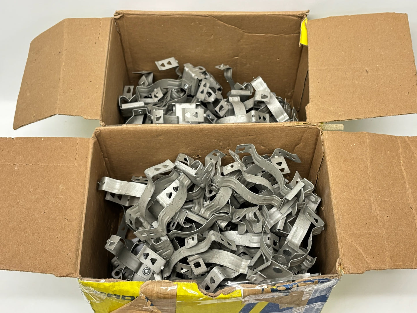 88PK nVent CADDY 24M24 Snap-On Clip for 1-1/2" Conduit to 1/8"–1/4" Flange
