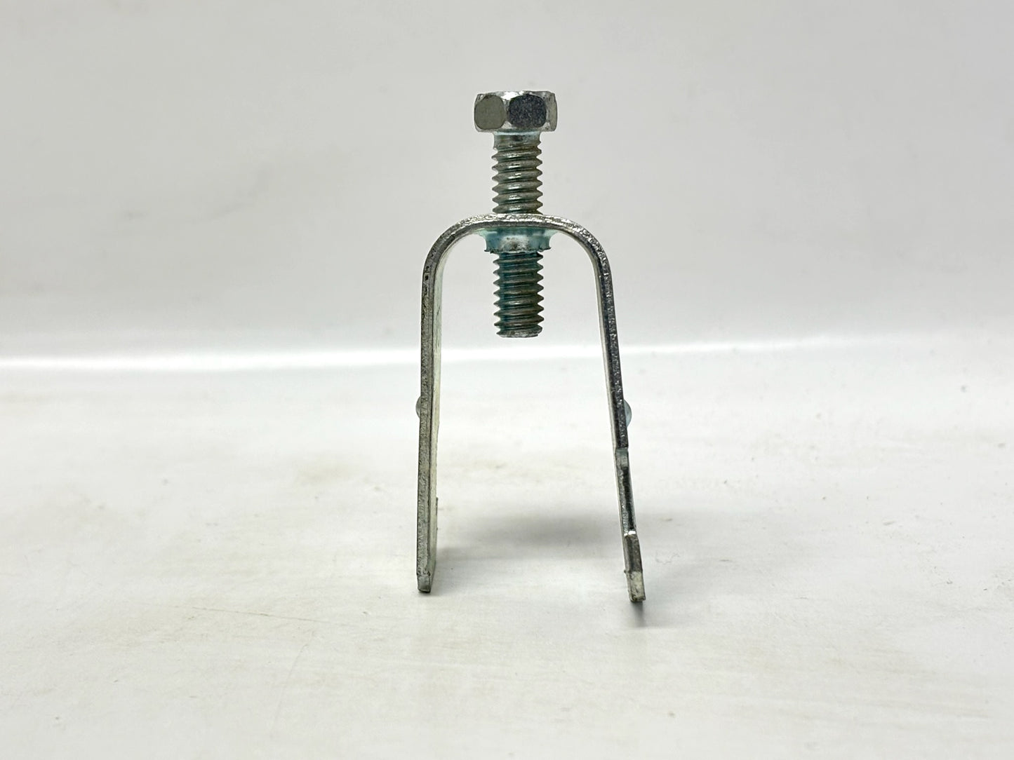 100PK nVent CADDY SCH8 One‑Piece Strut Clamp, ½″ EMT, Steel