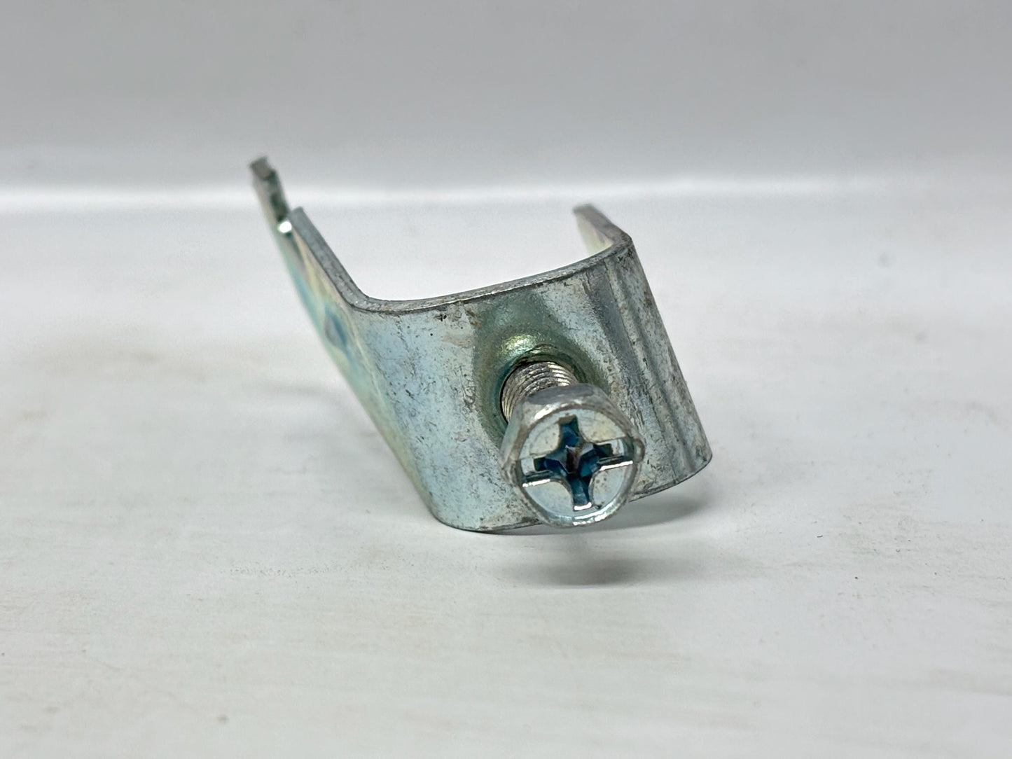 100PK nVent CADDY SCH8 One‑Piece Strut Clamp, ½″ EMT, Steel