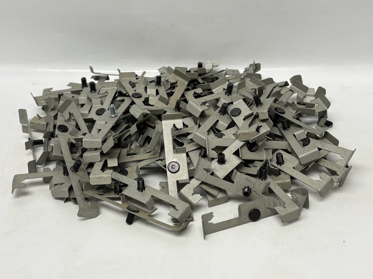 100PK nVent CADDY 4Z4S Multi‑Function Clip, ¼″ Rod / #12‑#8 Wire, ¼″ Screw