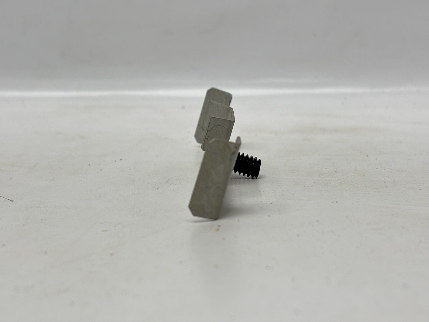 100PK nVent CADDY 4Z4S Multi‑Function Clip, ¼″ Rod / #12‑#8 Wire, ¼″ Screw