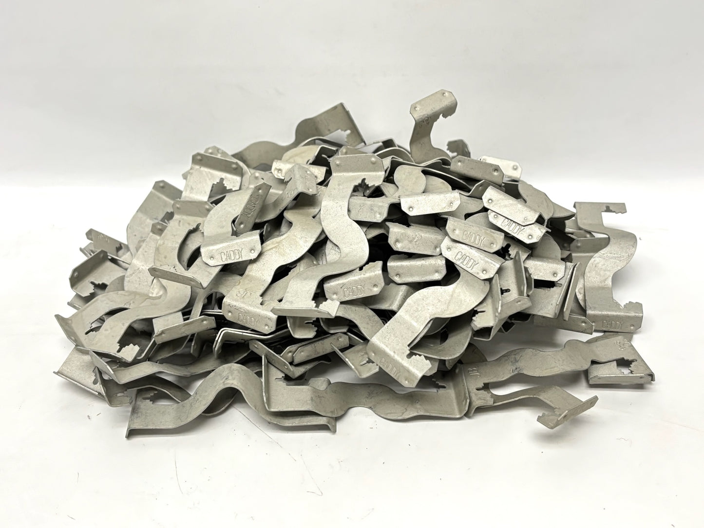 100PK nVent CADDY K8 Cable/Conduit Clip, ½″ EMT/Rigid, Spring Steel