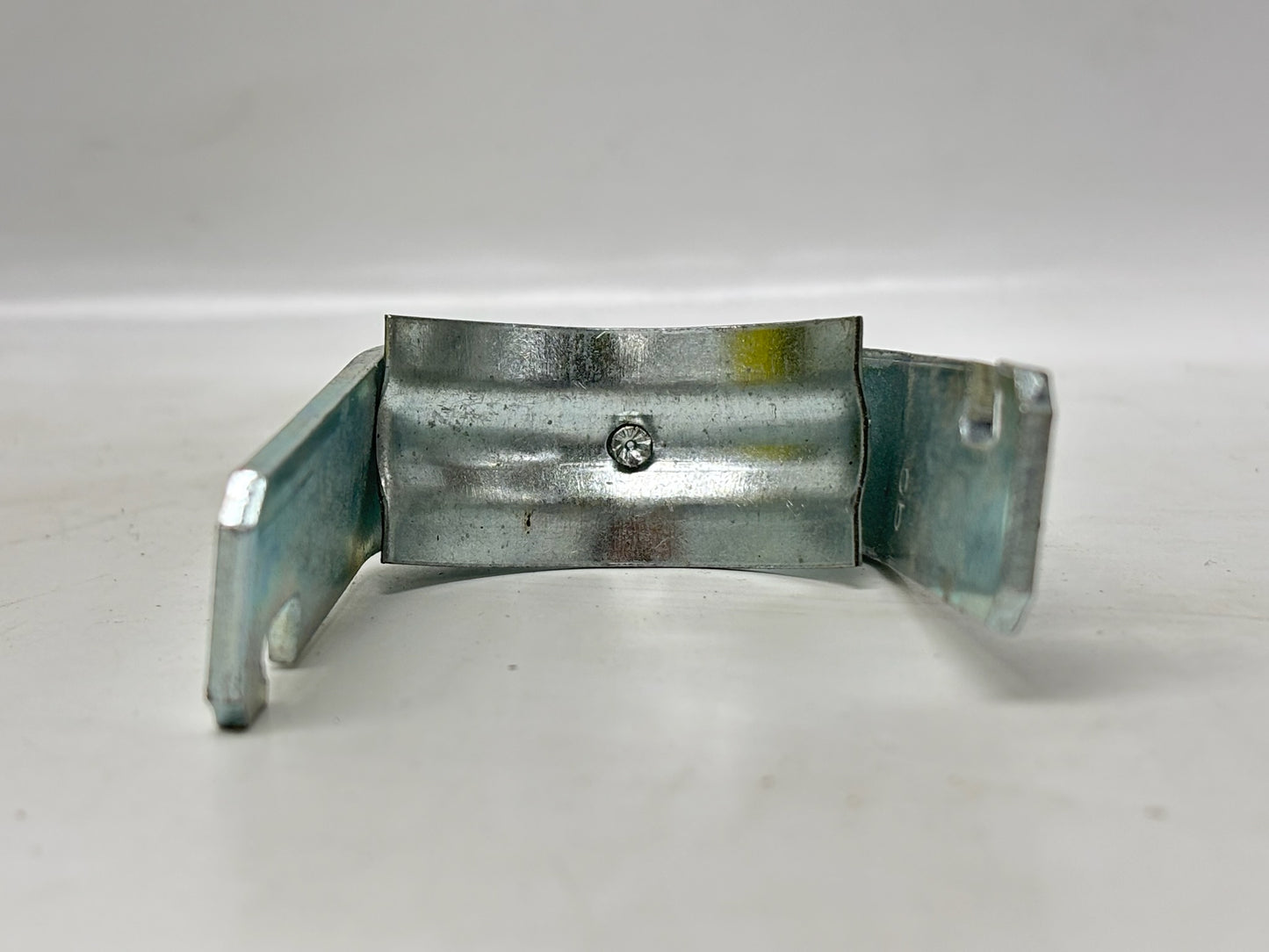90PK nVent CADDY SCH24B One‑Piece Strut Clamp, 1‑1/2″ EMT / 1‑1/4″ Rigid, Steel