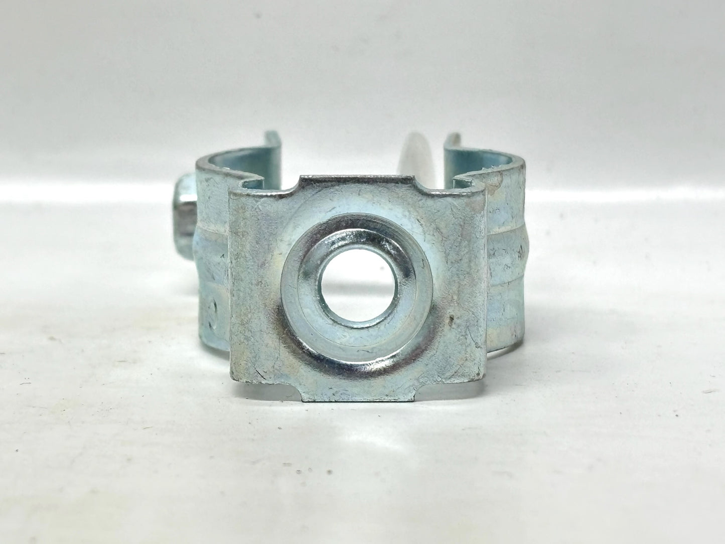 100PK nVent CADDY CD2B Conduit/Pipe Clamp, 1" EMT/Rigid, Steel, Zinc‑Plated