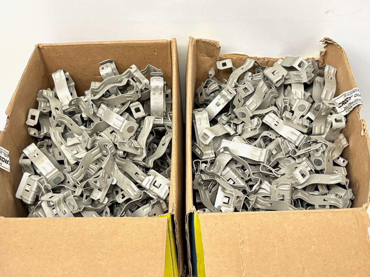 200PK nVent CADDY 16M24SM Snap‑Close Conduit/Flange Side‑Mount Clip, 1" EMT