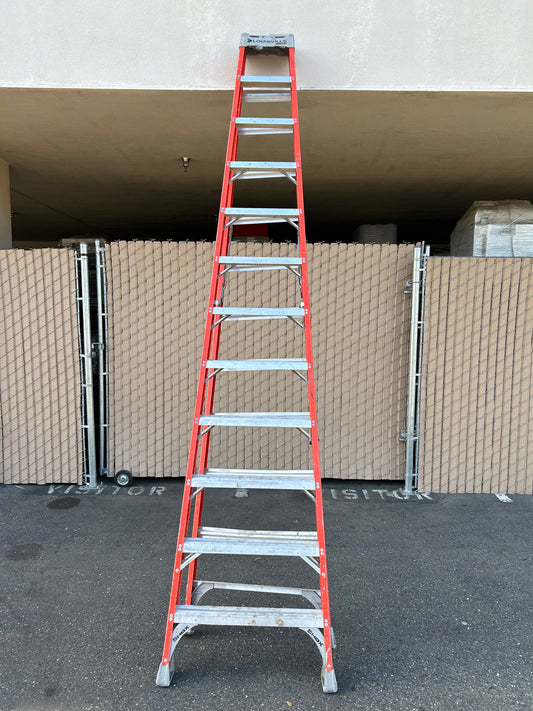 Louisville (FS1512) 12 Ft Ladder Fiberglass 300 lb Load Capacity 47 lb Wt (used)