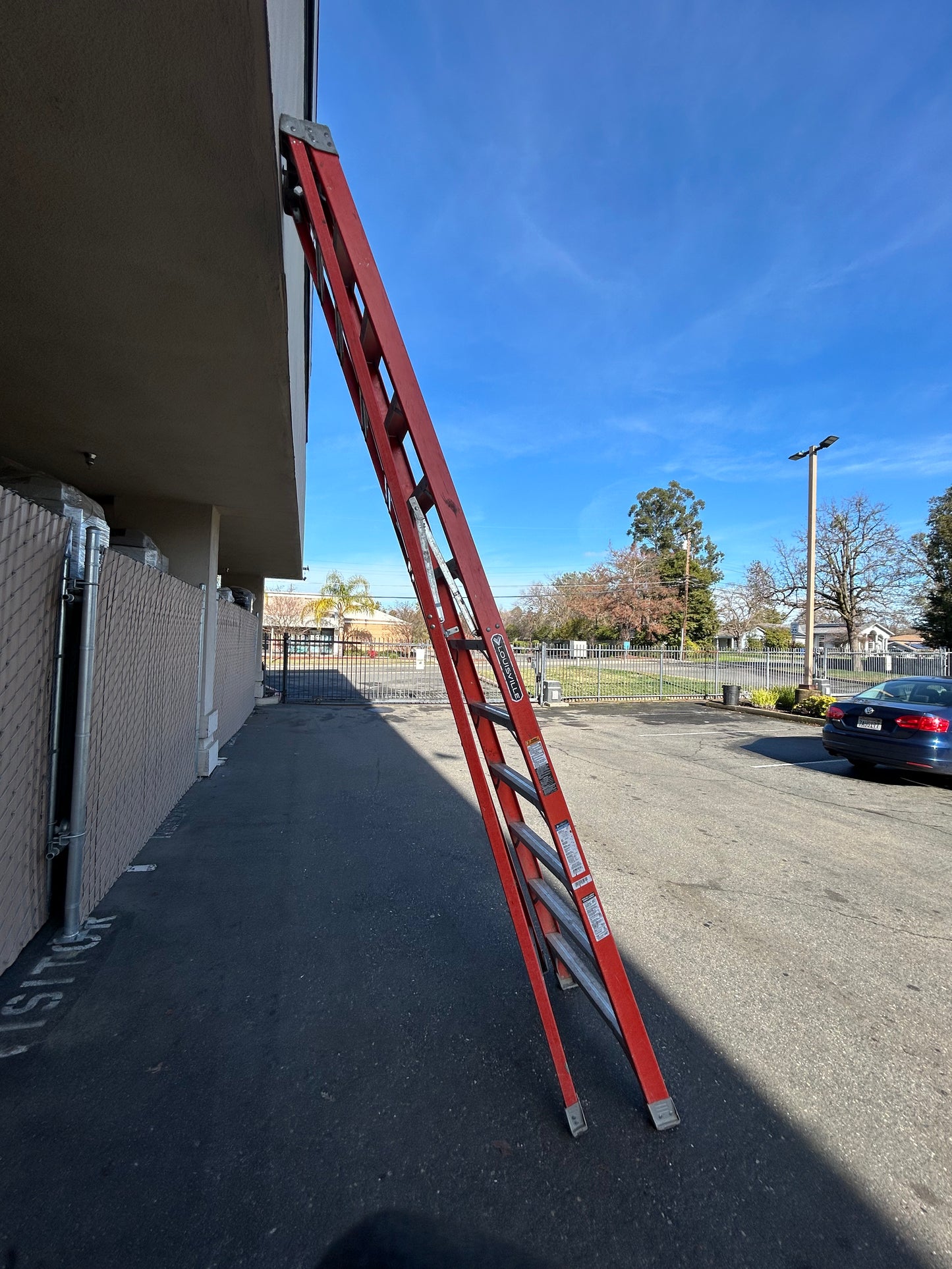 Louisville (FS1512) 12 Ft Ladder Fiberglass 300 lb Load Capacity 47 lb Wt (used)