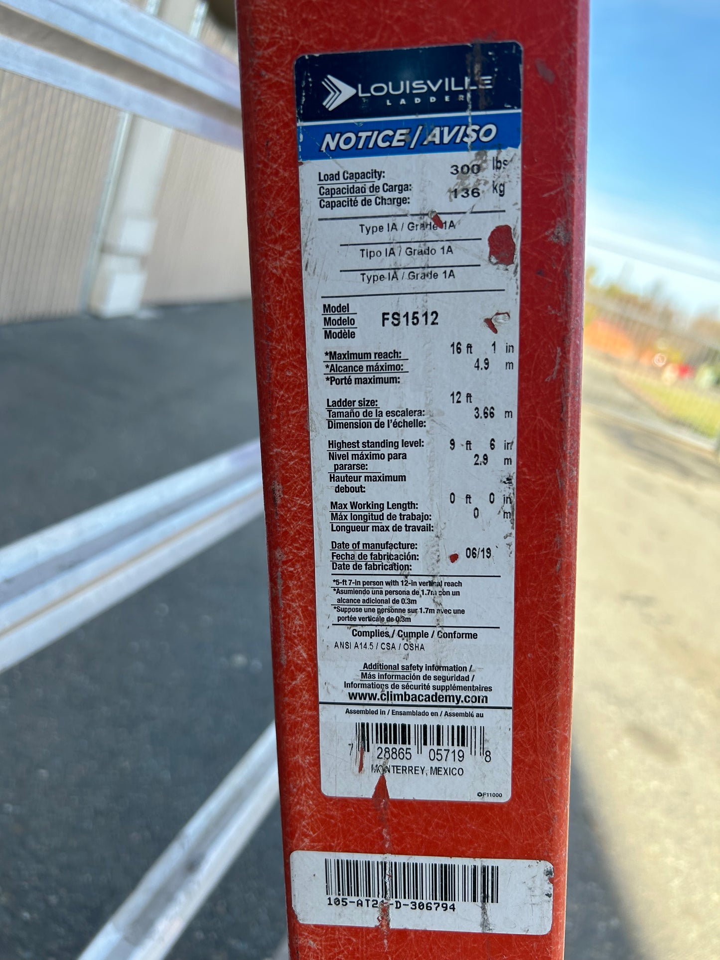 Louisville (FS1512) 12 Ft Ladder Fiberglass 300 lb Load Capacity 47 lb Wt (used)