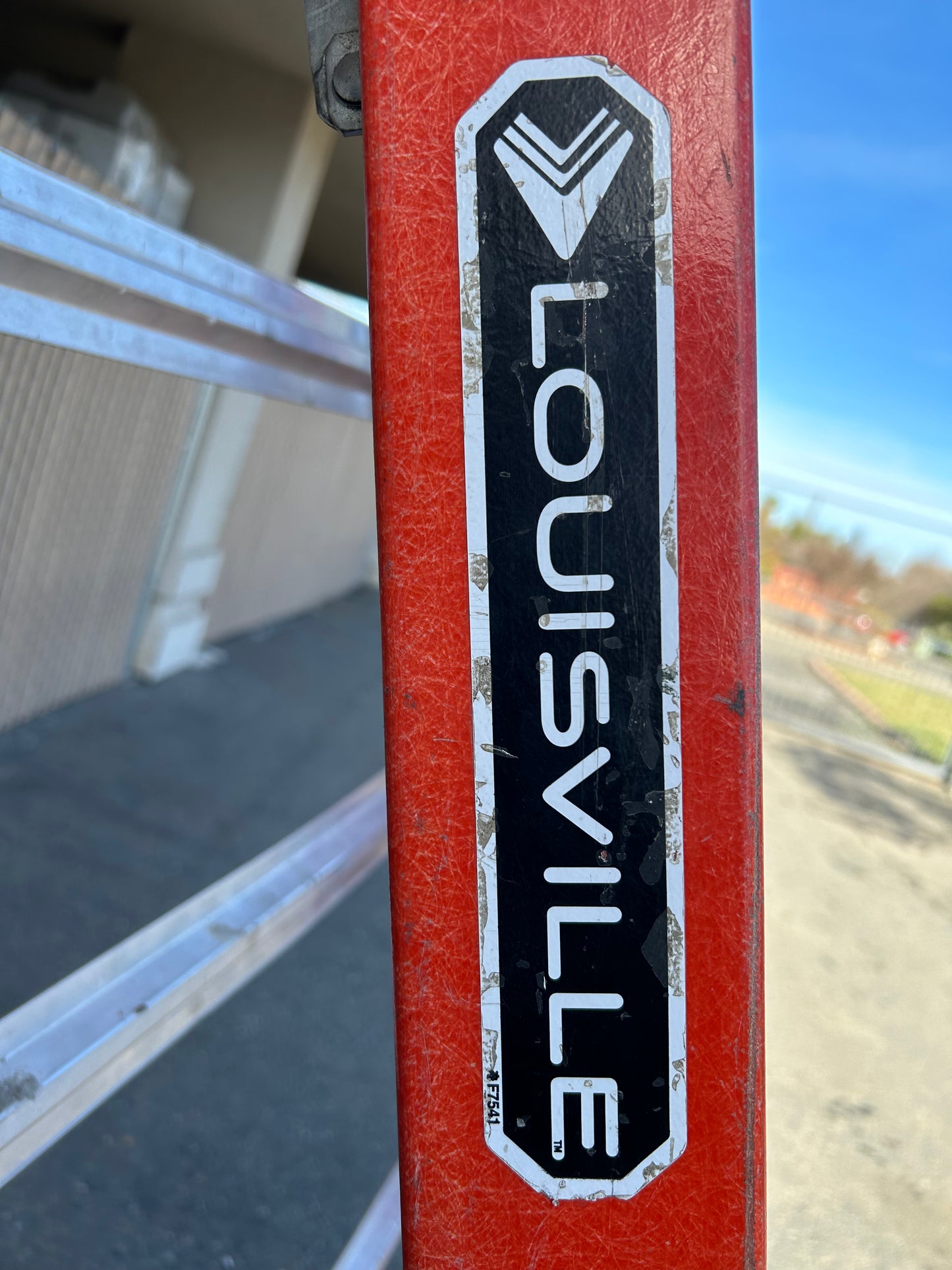 Louisville (FS1512) 12 Ft Ladder Fiberglass 300 lb Load Capacity 47 lb Wt (used)