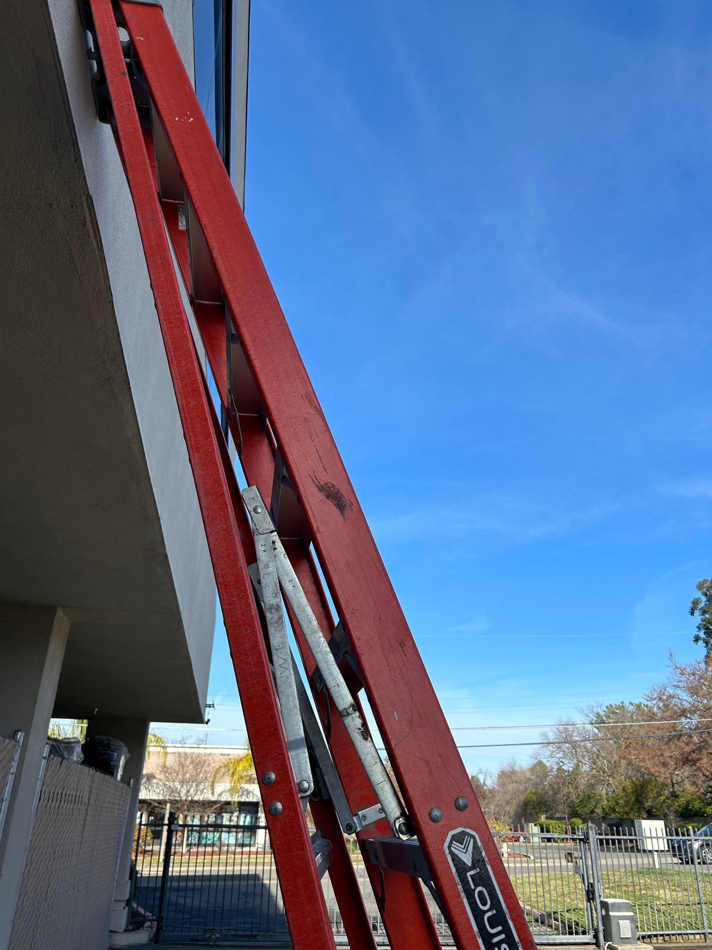 Louisville (FS1512) 12 Ft Ladder Fiberglass 300 lb Load Capacity 47 lb Wt (used)