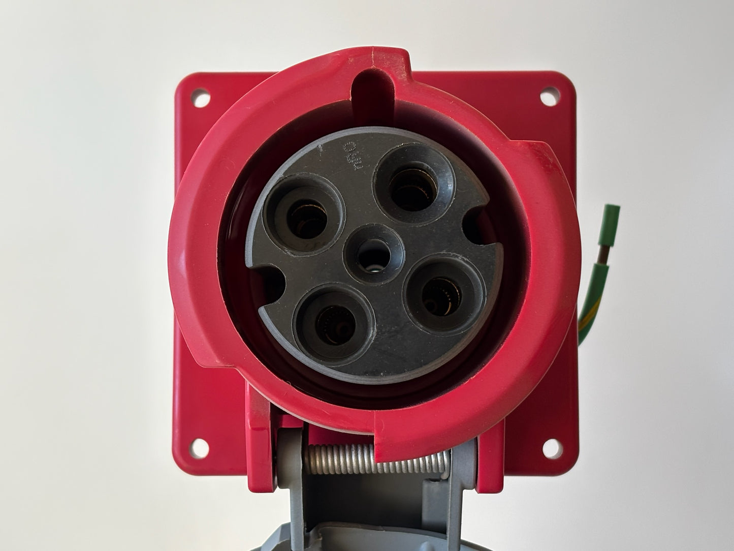 Hubbell HBL460R7W 60 A 480 V 3-Pole/4-Wire IEC Watertight Receptacle