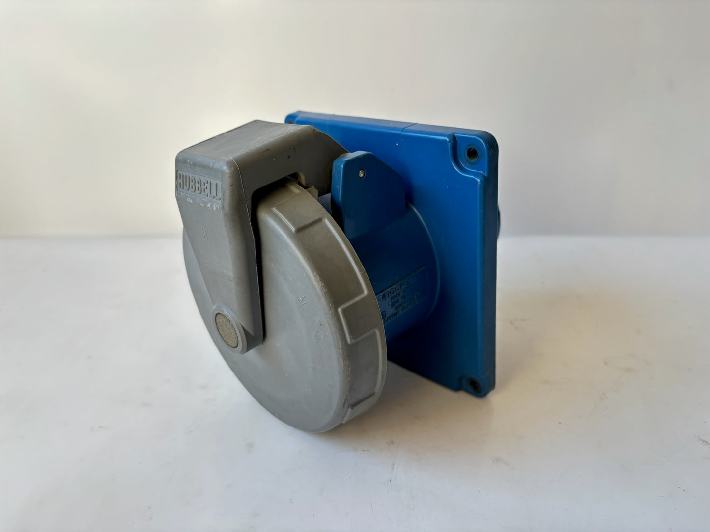 Hubbell 4100R9W Pin & Sleeve Receptacle