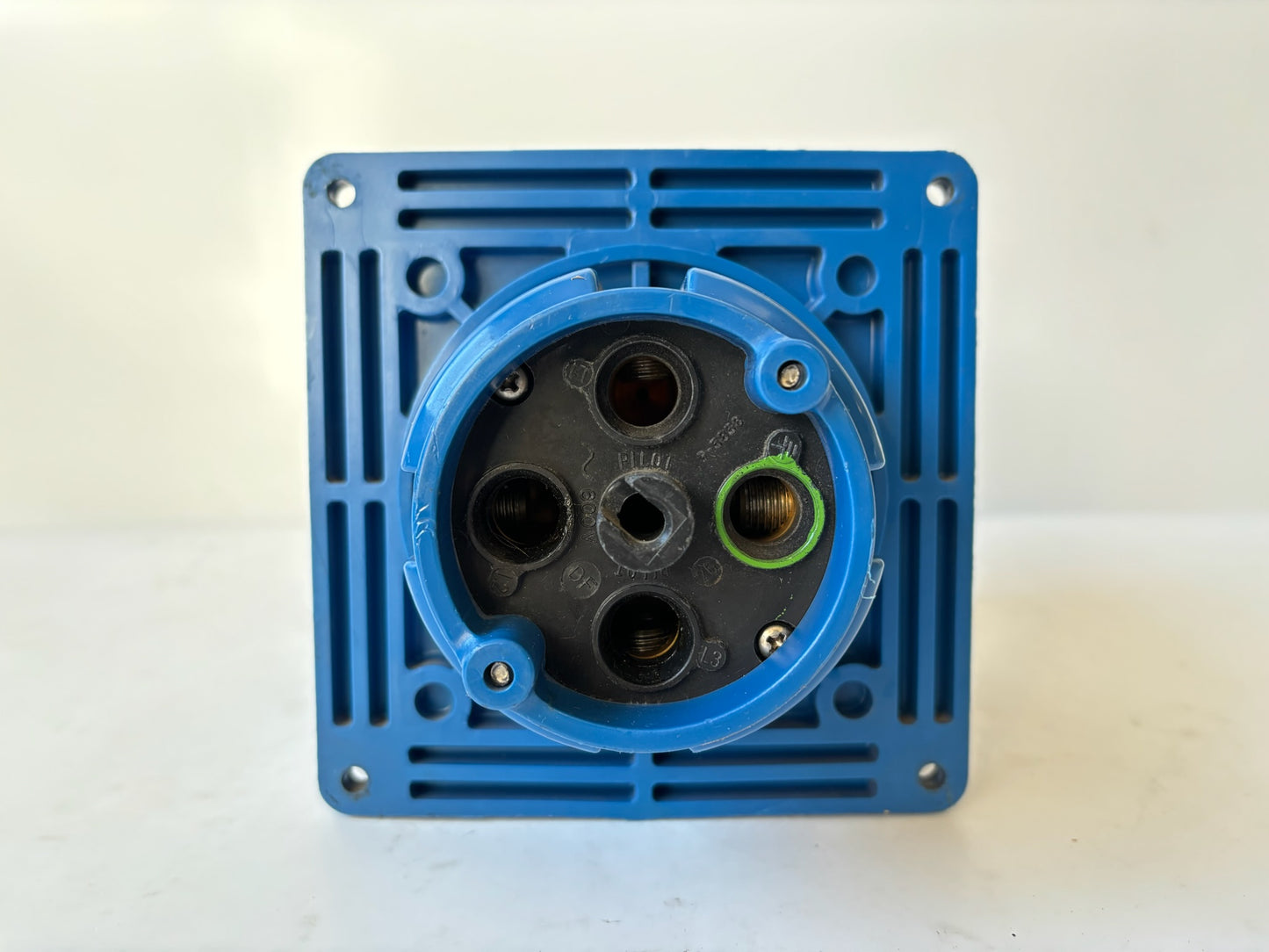 Hubbell 4100R9W Pin & Sleeve Receptacle