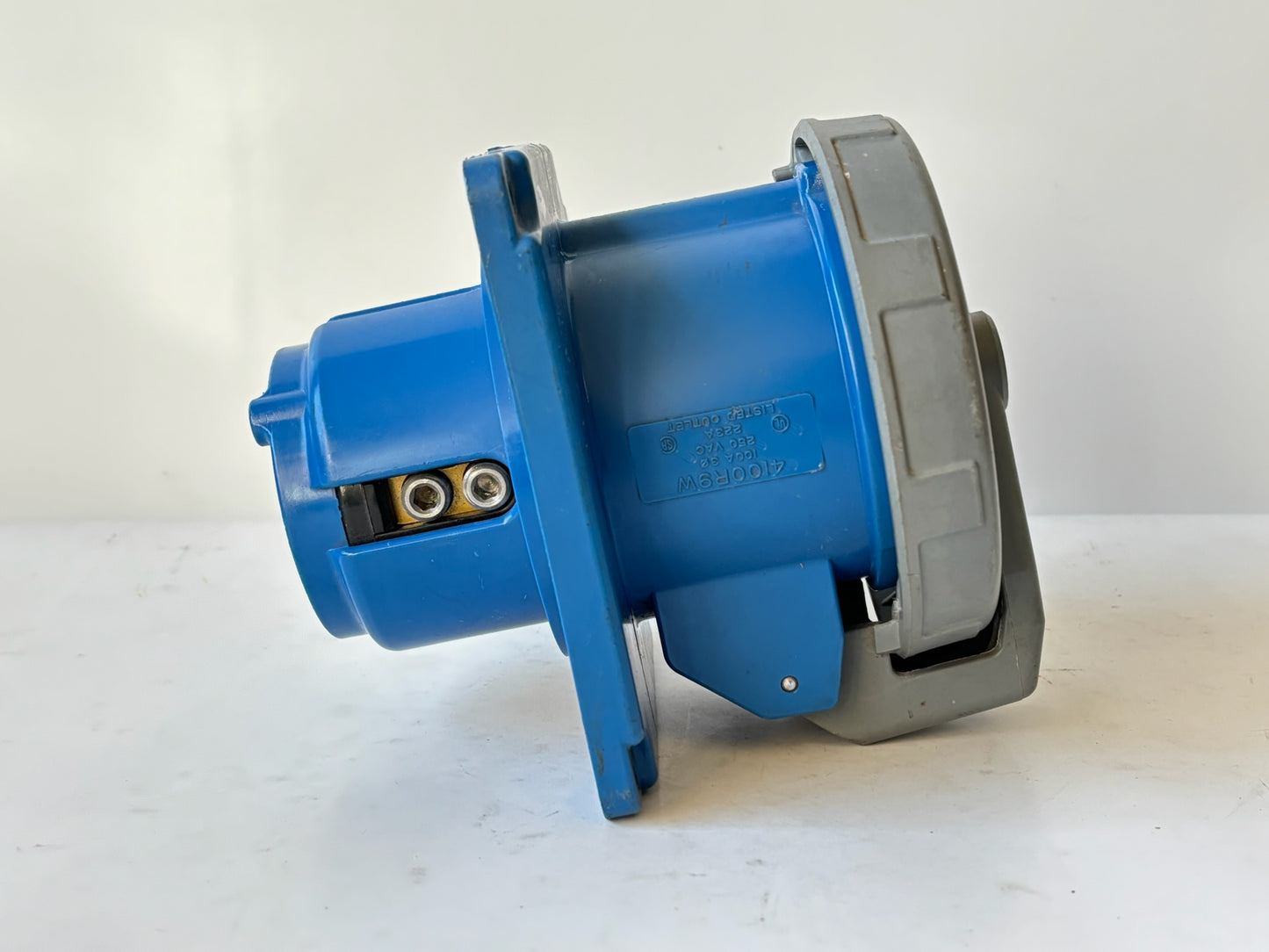 Hubbell 4100R9W Pin & Sleeve Receptacle
