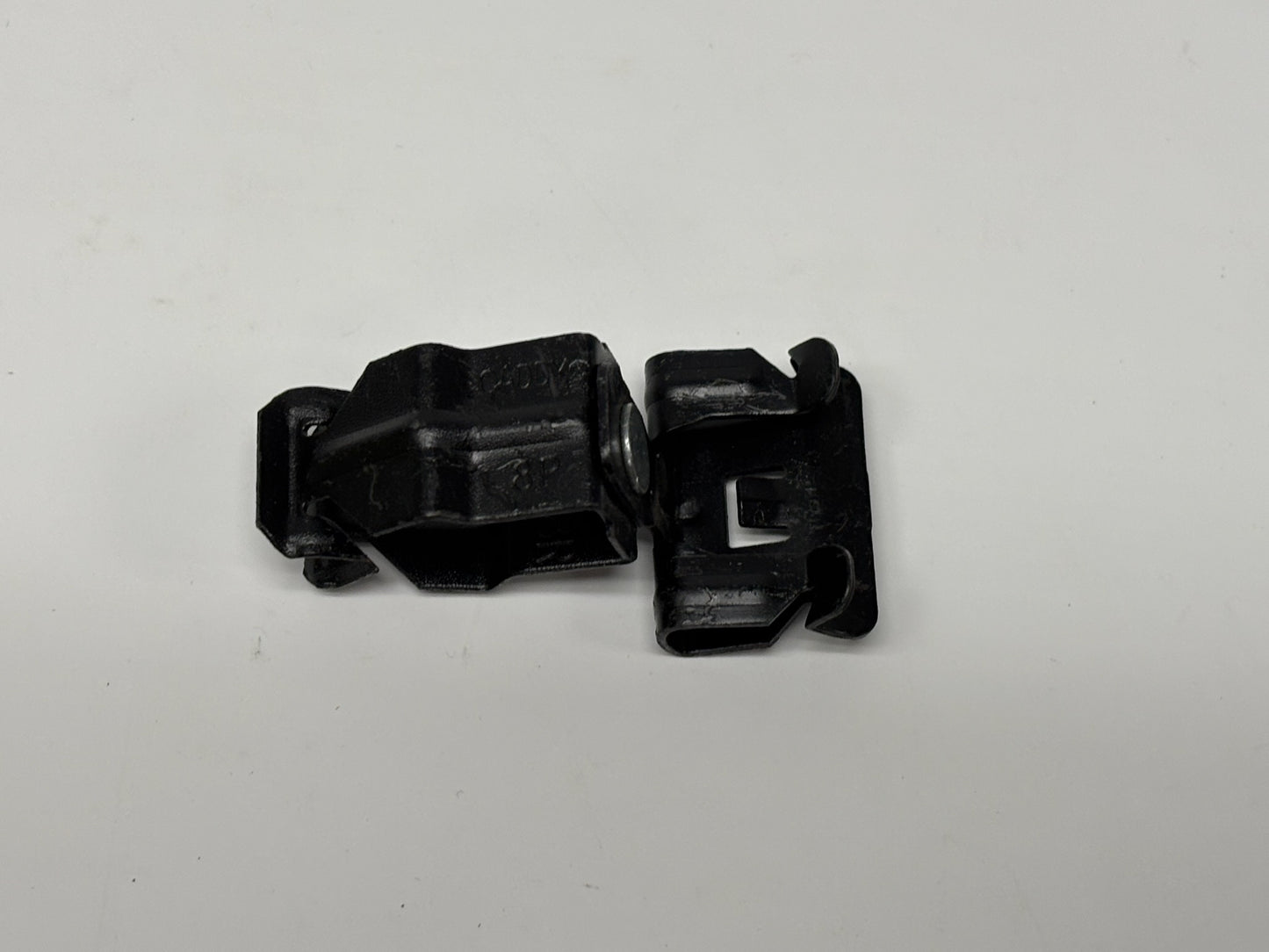 40 Pk nVent Caddy 8P24SM Side-Mount Conduit and Flange Clip for 1/2″ EMT Support