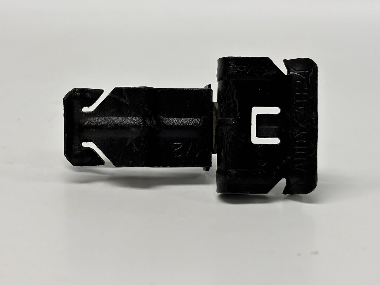 40 Pk nVent Caddy 8P24SM Side-Mount Conduit and Flange Clip for 1/2″ EMT Support