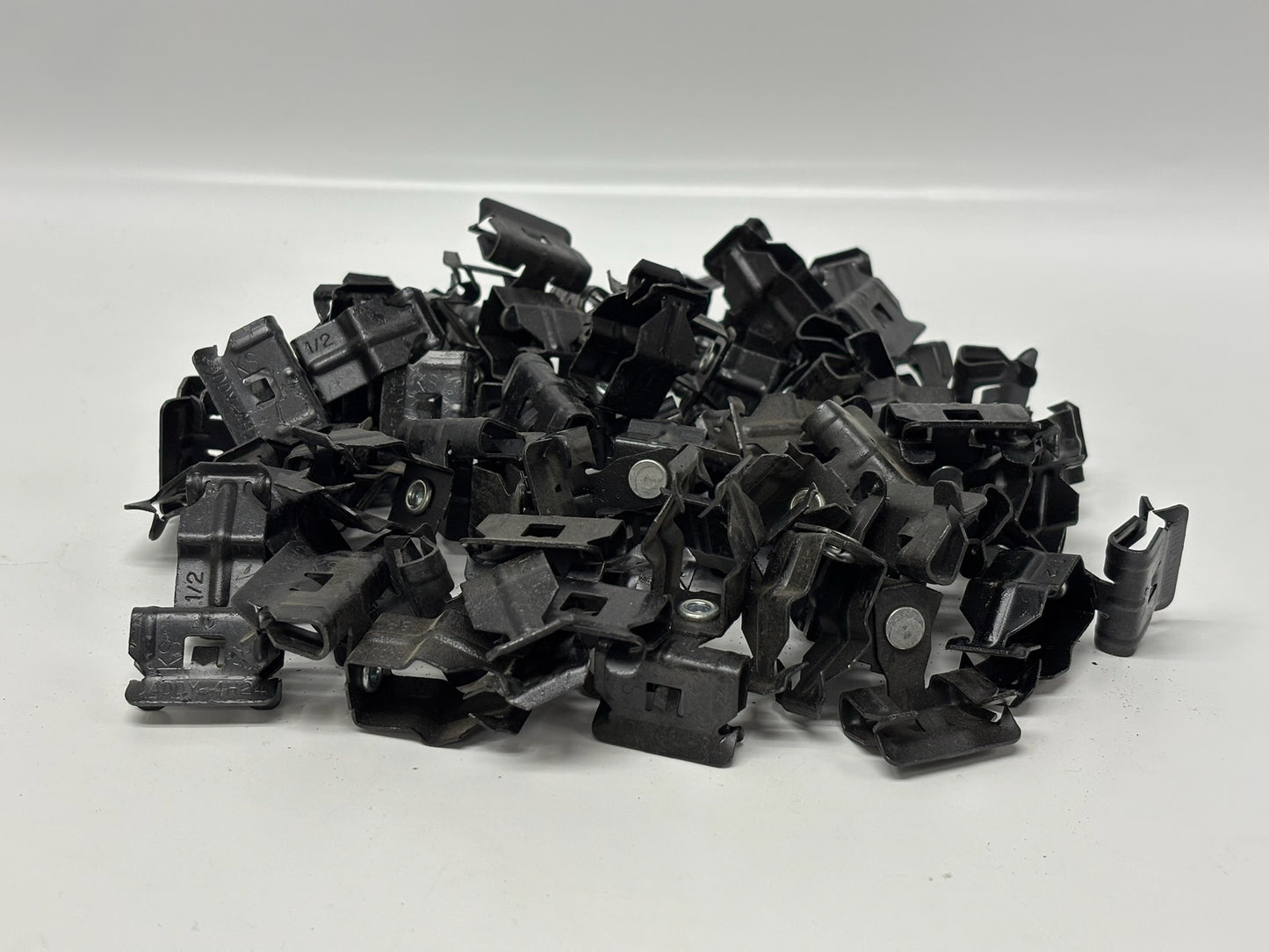 40 Pk nVent Caddy 8P24SM Side-Mount Conduit and Flange Clip for 1/2″ EMT Support
