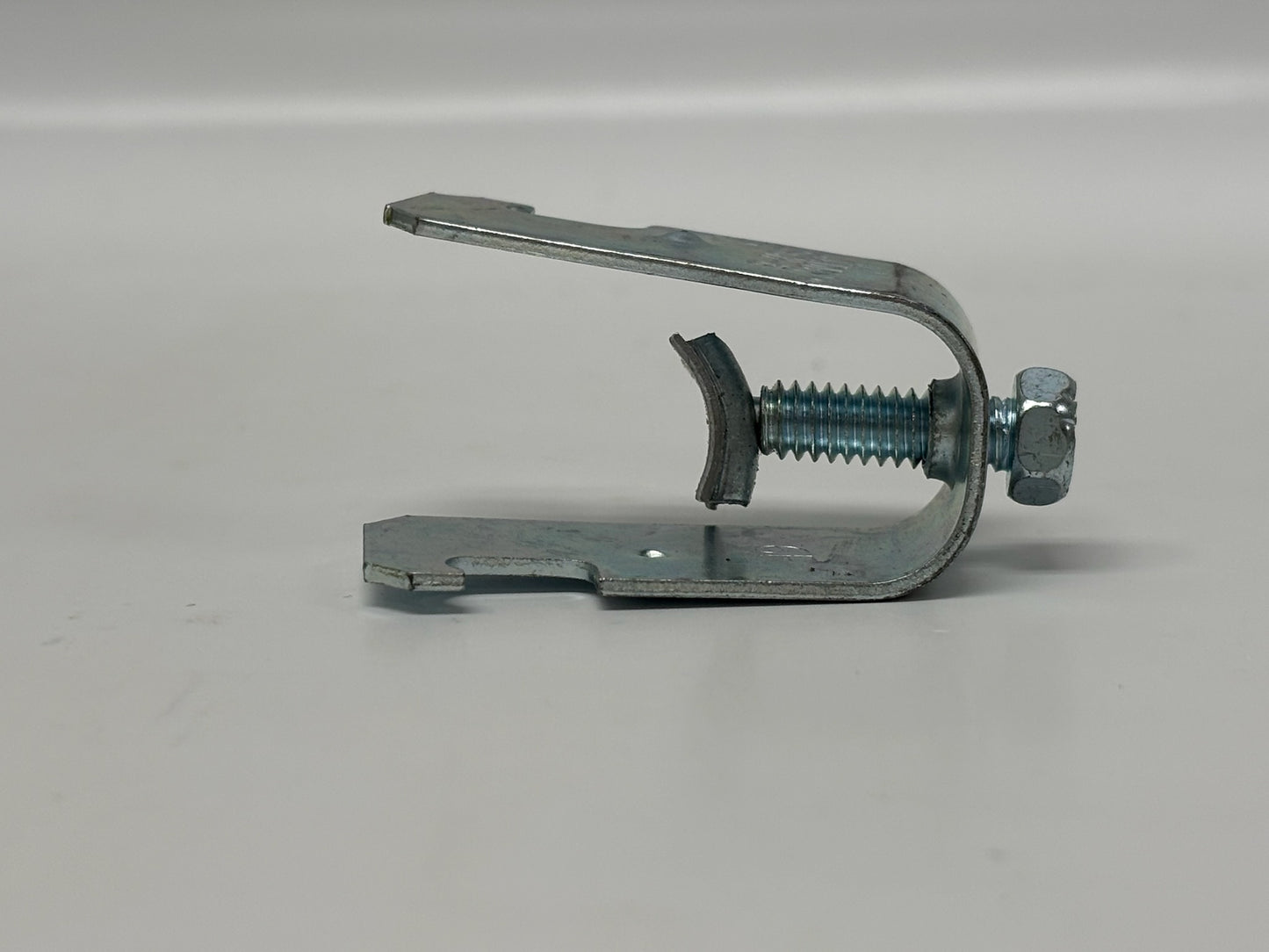 125 Pk nVent Caddy SCH8B 1/2″ EMT to Strut Channel Clamp for Conduit Support