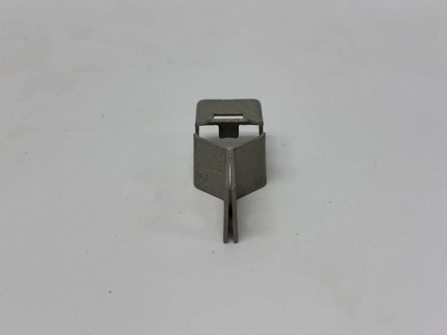 100 Pk nVent Caddy 122 Heavy-Duty Conduit/Fixture Support Clip for 1/2"–1" EMT