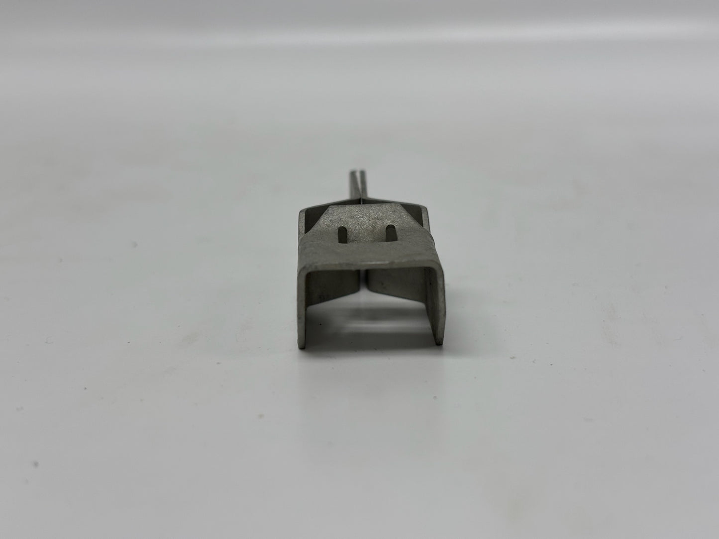 100 Pk nVent Caddy 122 Heavy-Duty Conduit/Fixture Support Clip for 1/2"–1" EMT