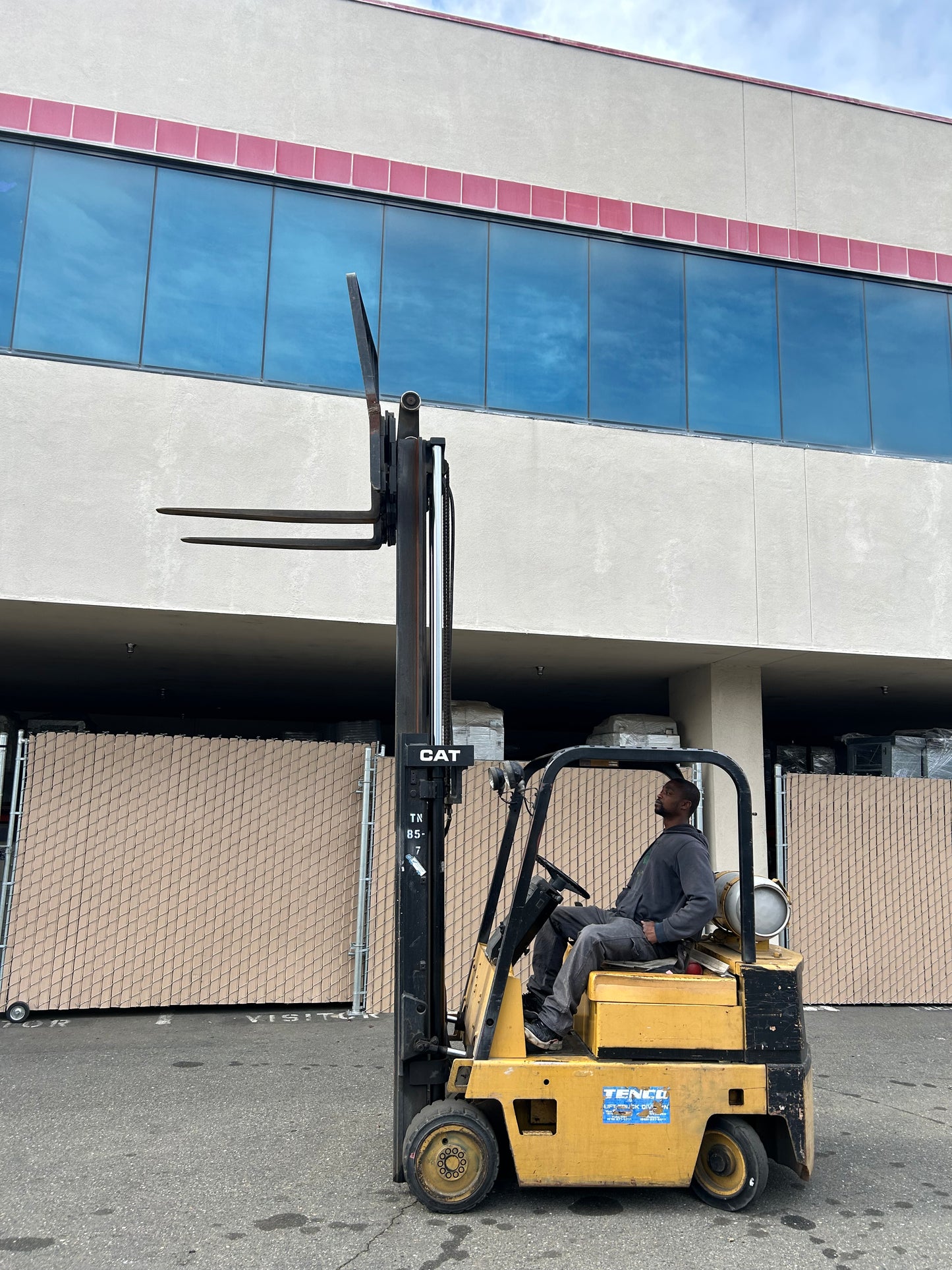 Caterpillar 1990 T40D Forklifts LIFTING Equipment Cap 5100 lbs Atch 10.75FT High