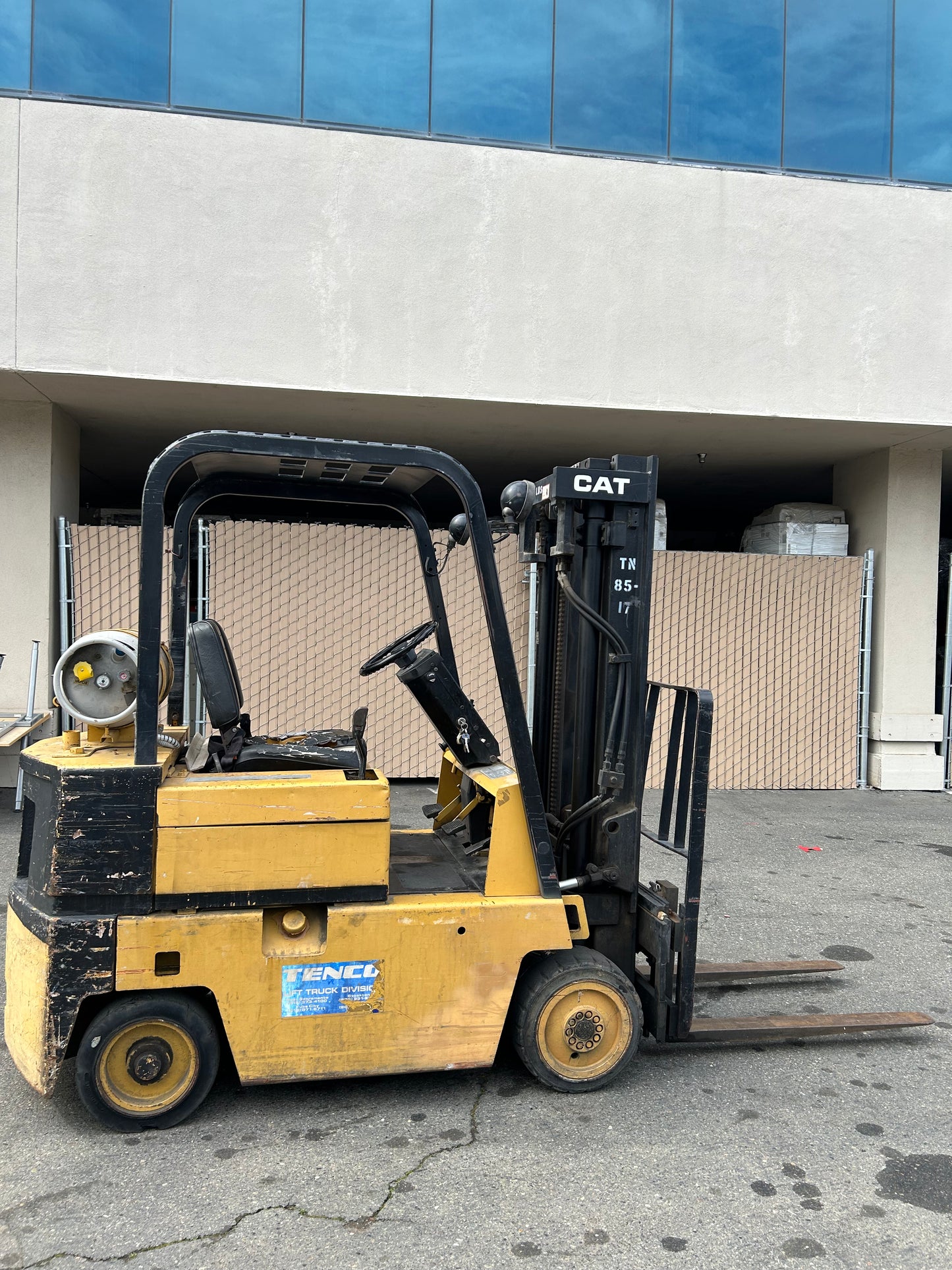 Caterpillar 1990 T40D Forklifts LIFTING Equipment Cap 5100 lbs Atch 10.75FT High