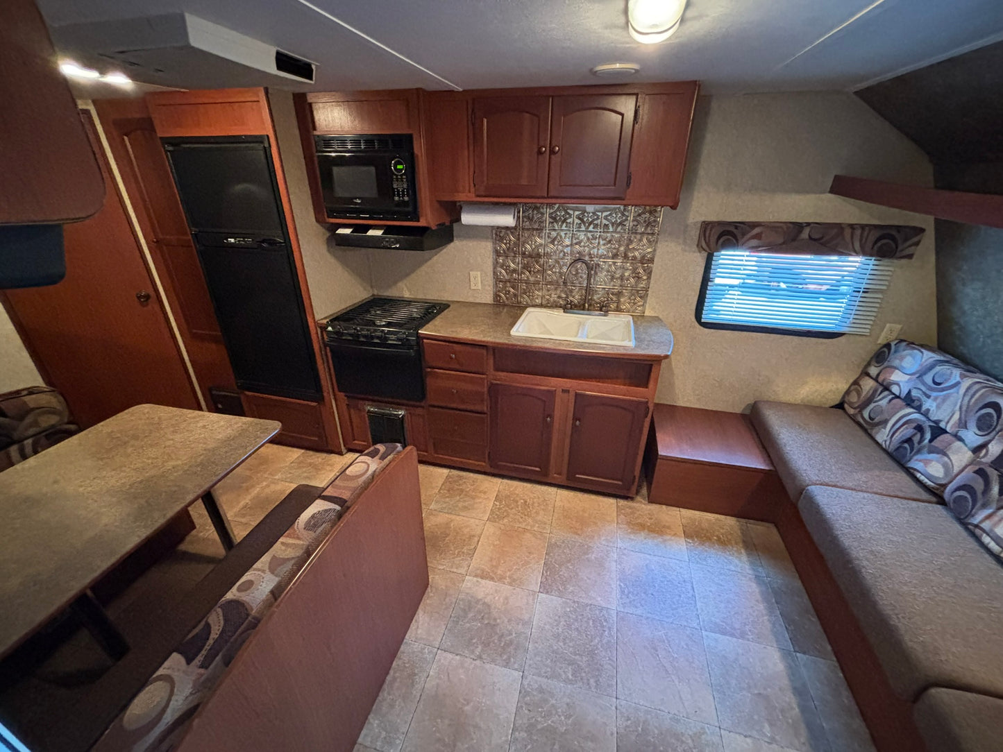 2012 Dutchmen Sport 185DB RV- Travel Trailer Sleeps 7 Person Cold AC