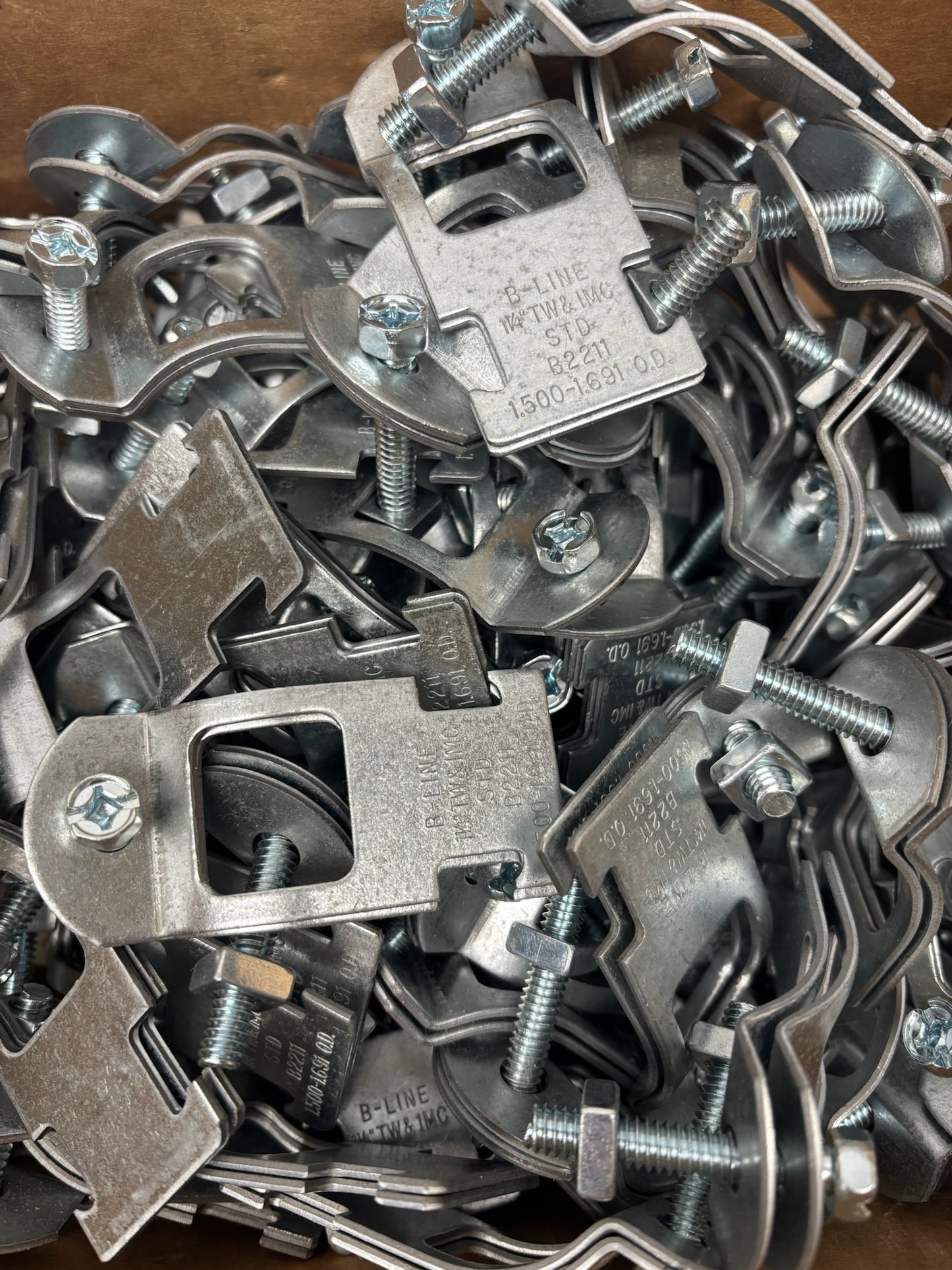 100 PK Eaton B-Line B2211PAZN 1-1/4" Two-Piece Pipe Clamp for Conduit Support