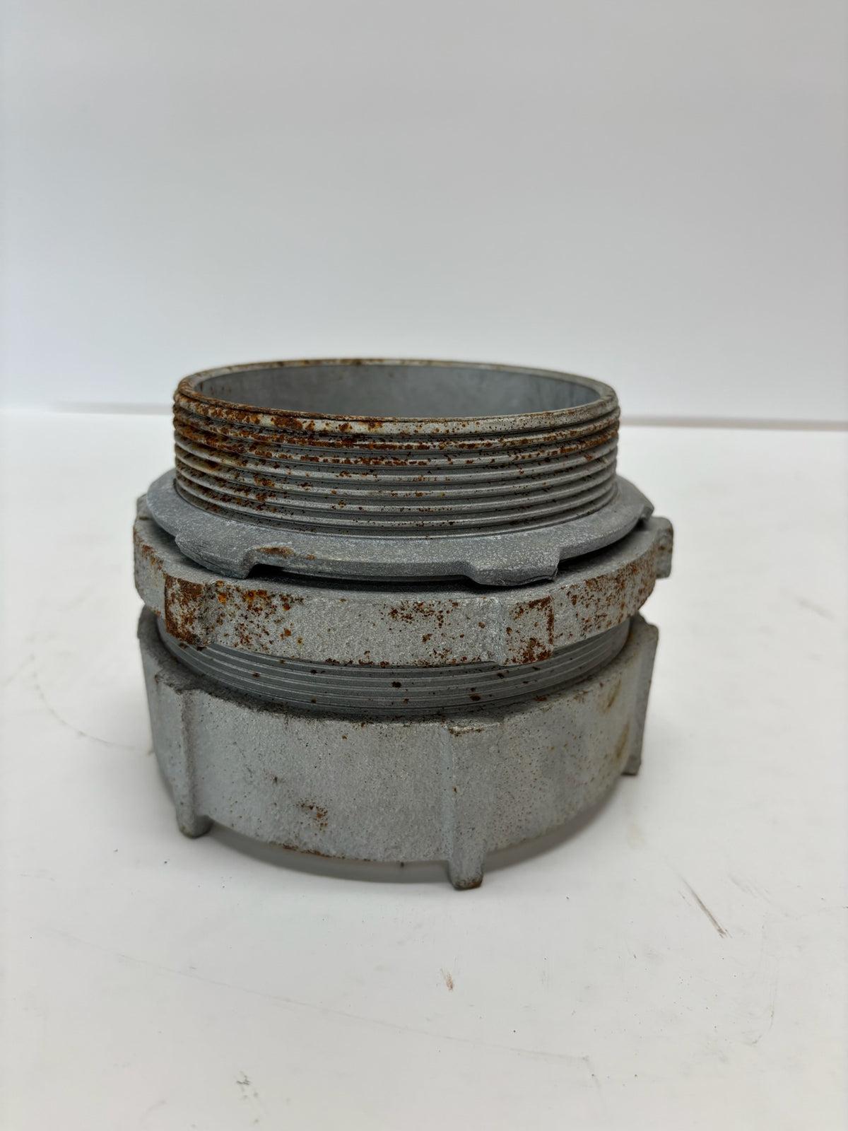Hubbell Raco (1816) 4" No-Thread Conduit Connector, Malleable Iron (visible surface rust)