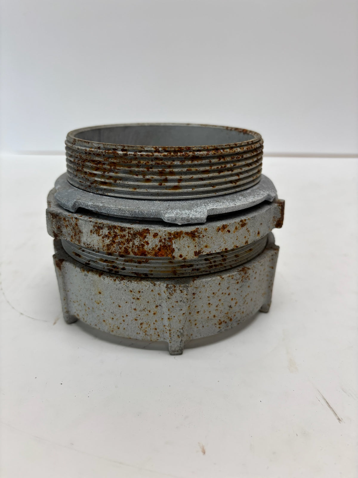 Hubbell Raco (1816) 4" No-Thread Conduit Connector, Malleable Iron (visible surface rust)