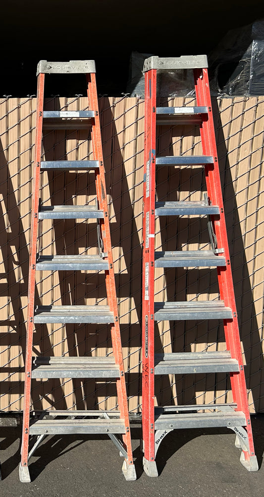 LOUISVILLE Stepladder: 8 ft Ladder Size, Fiberglass, 300 lb Load Capacity, 26 lb Wt (used)