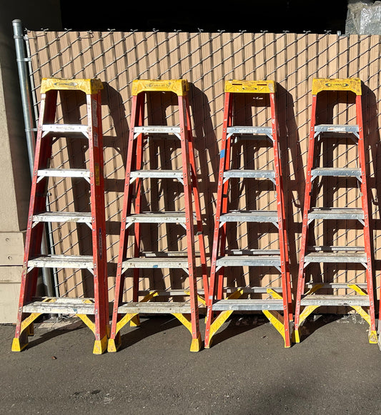 Werner 6 ft. H Fiberglass Step Ladder Type IA 300 lb. capacity (used)